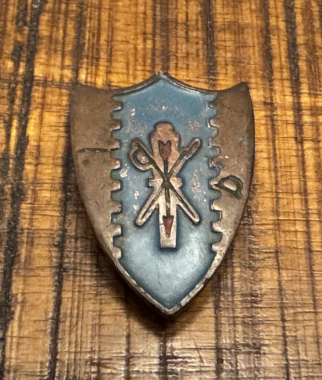 US MILITARY LAPEL INSIGNIA CREST PIN 4TH CAVALIER CAVALRY REGIMENT UNIT CREST