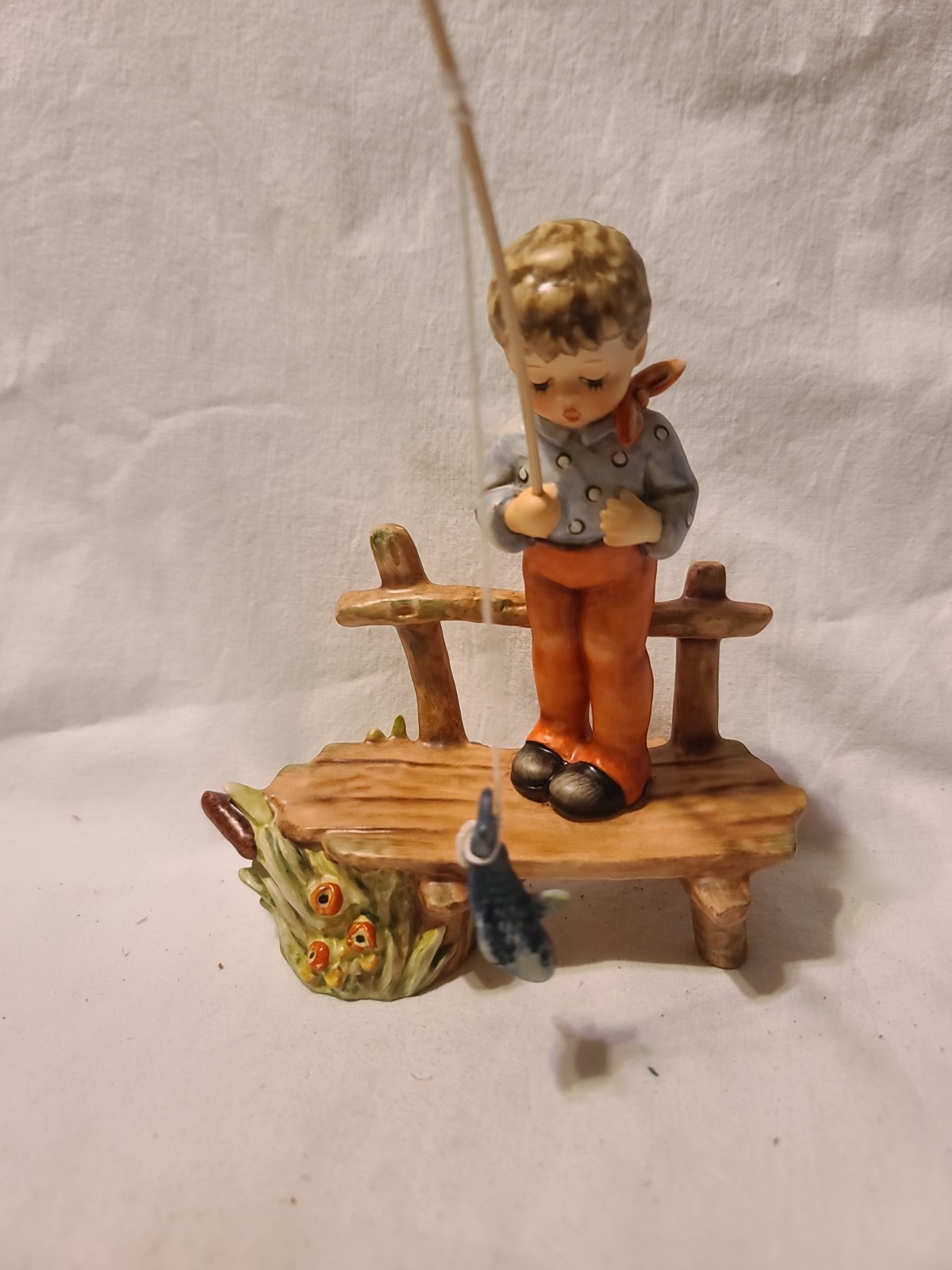 (D) VINTAGE Goebel M.J Hummel Figurine #566 - THE ANGLER / Der Angler