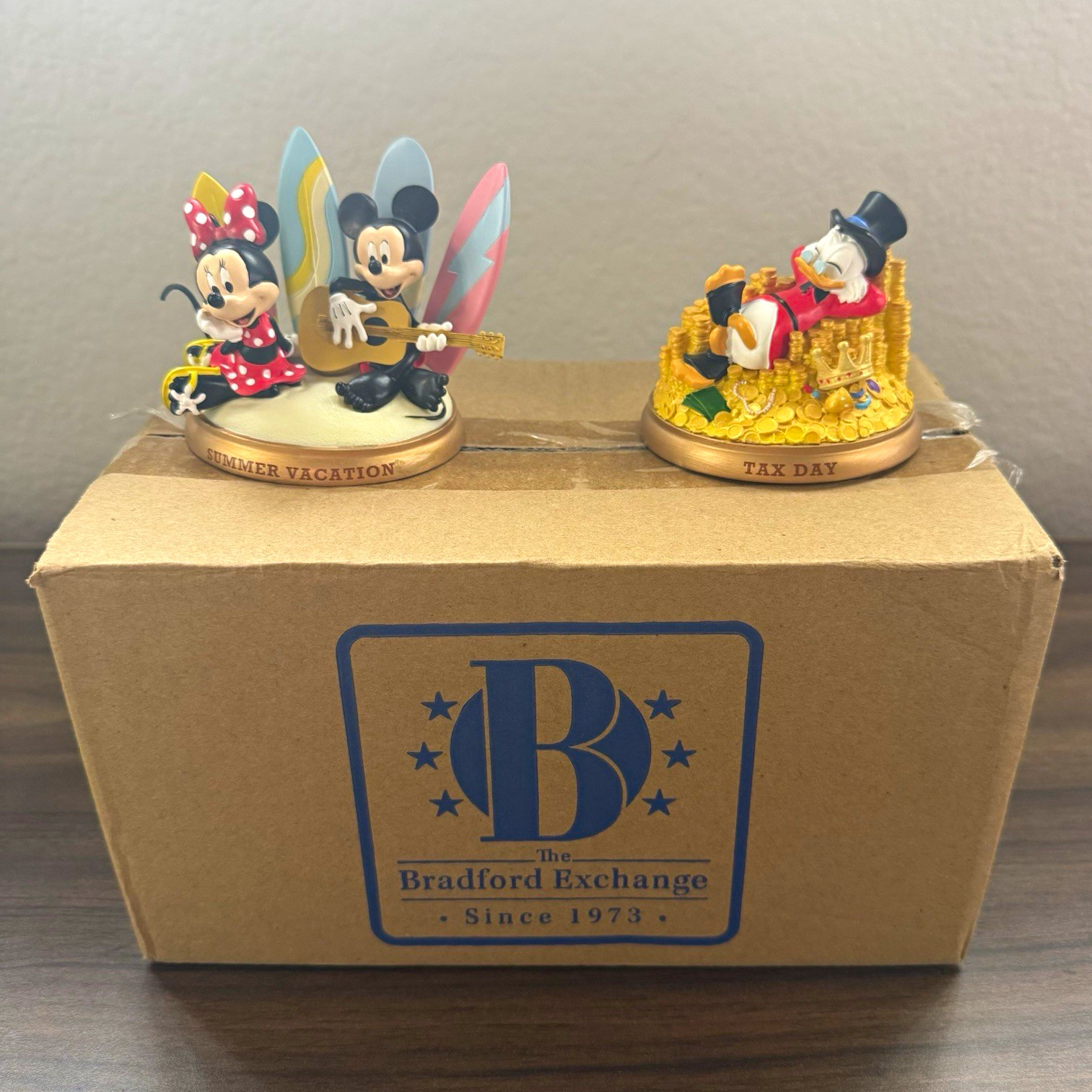 The Bradford Exchange Disney: Mickey & Minnie Summer Vacation, Scrooge Tax Day