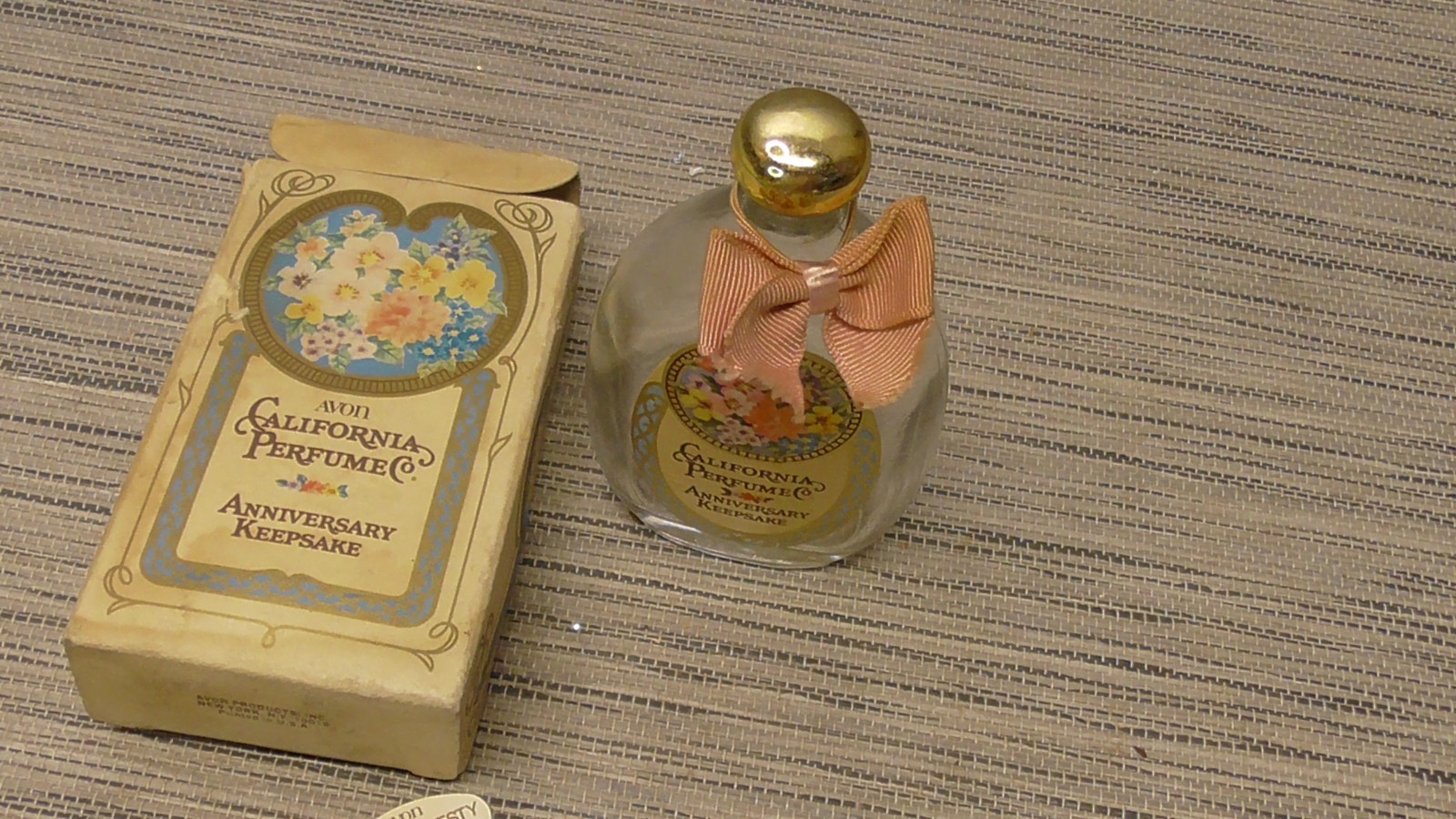 Vtg Avon California Perfume Anniversary Keepsake Charisma Cologne bottle in box