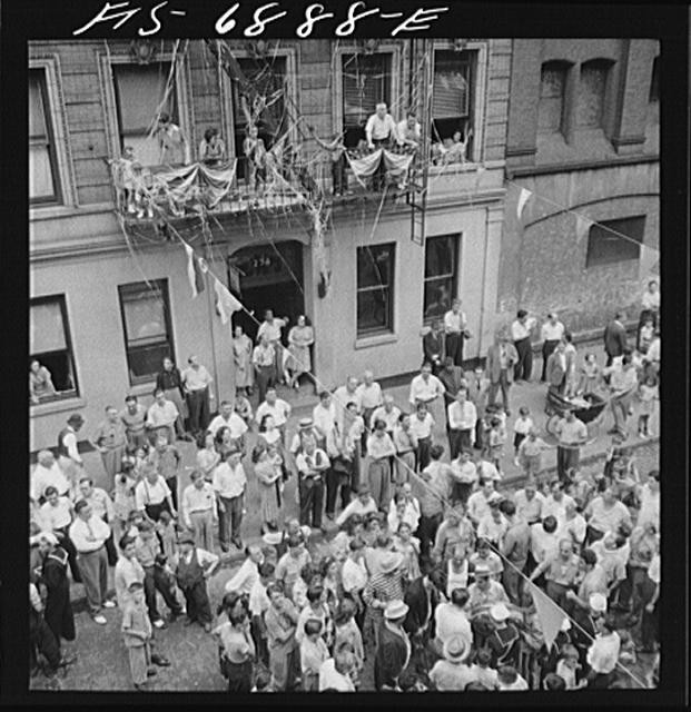 Photo:New York NY Mott Street 1930s Dance Music Street Crowd Chinatown
