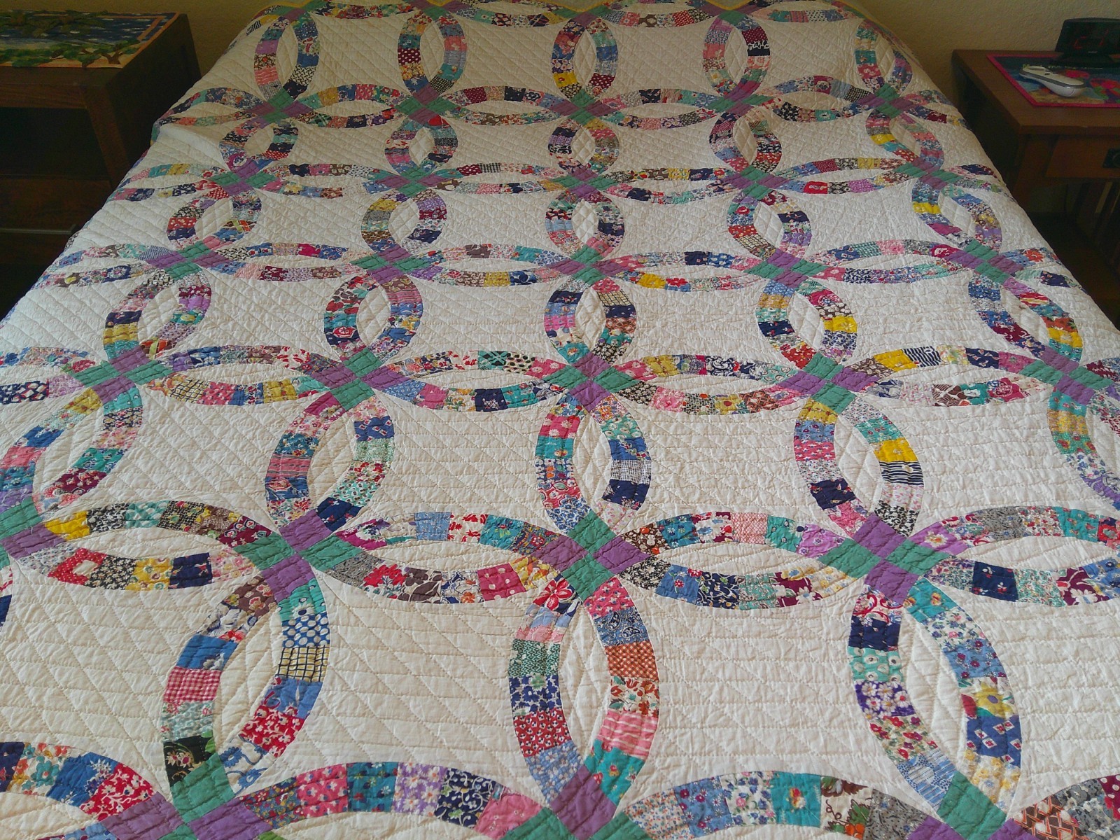 WOW Antique Feedsack Double Wedding Ring Quilt Hand pieced Scalloped (81 X 72)
