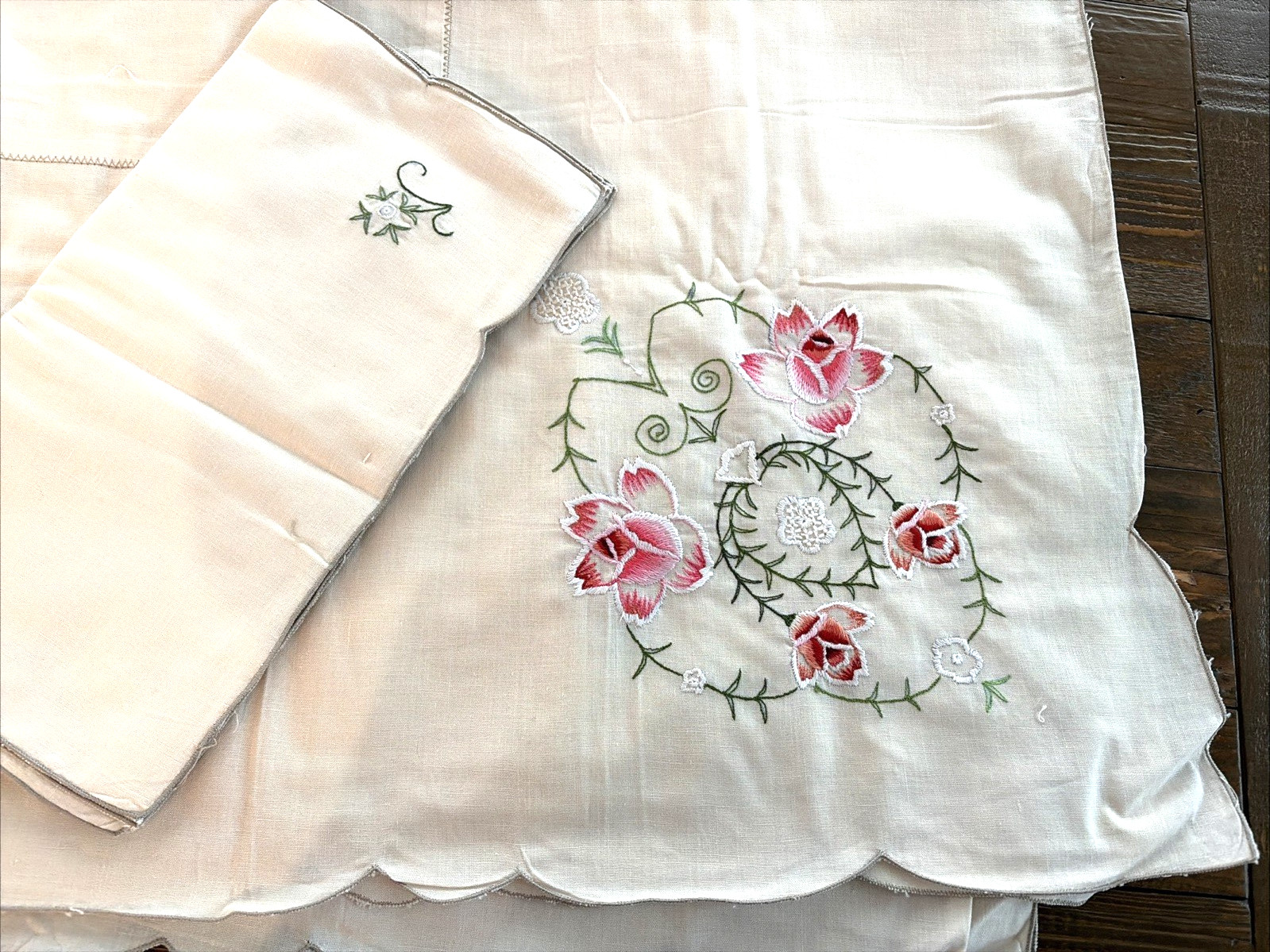 Vintage Hand Embroidered Floral Scalloped Tablecloth And Napkins Set