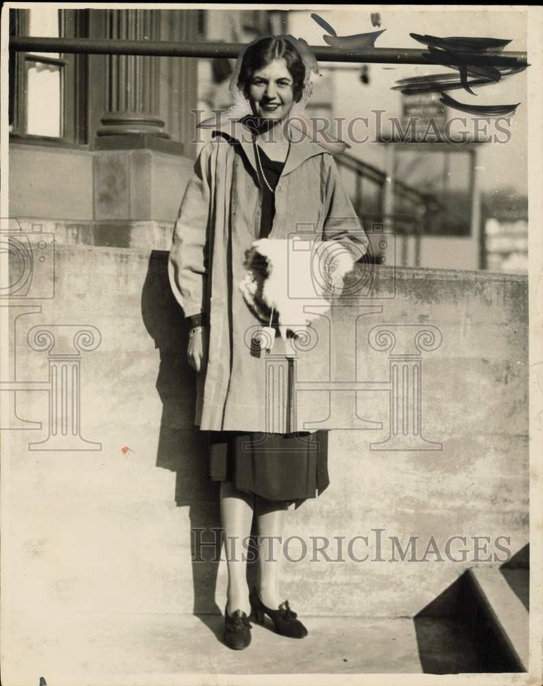 1928 Press Photo Boston debutante Elizabeth Emery sells pelt at Farm and Garden