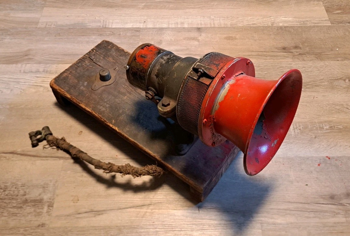 RARE ANTIQUE 1920\'s/30\'s FIRETRUCK HEDBERG SUPER SIREN WORKS GREAT  