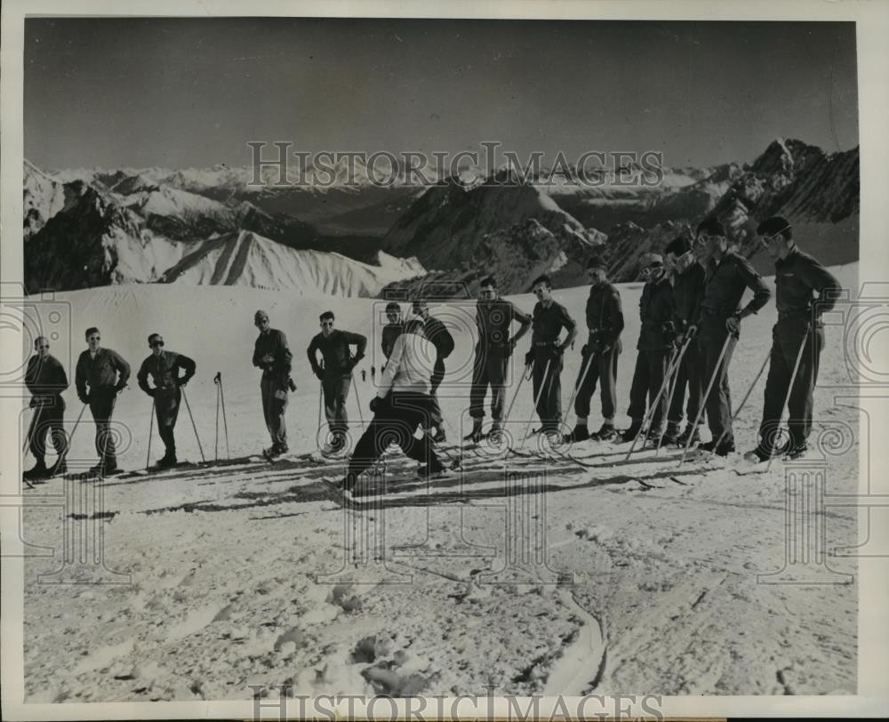 1945 Press Photo U.S. soldiers take instruction at 3rd Army Ski School, Germany