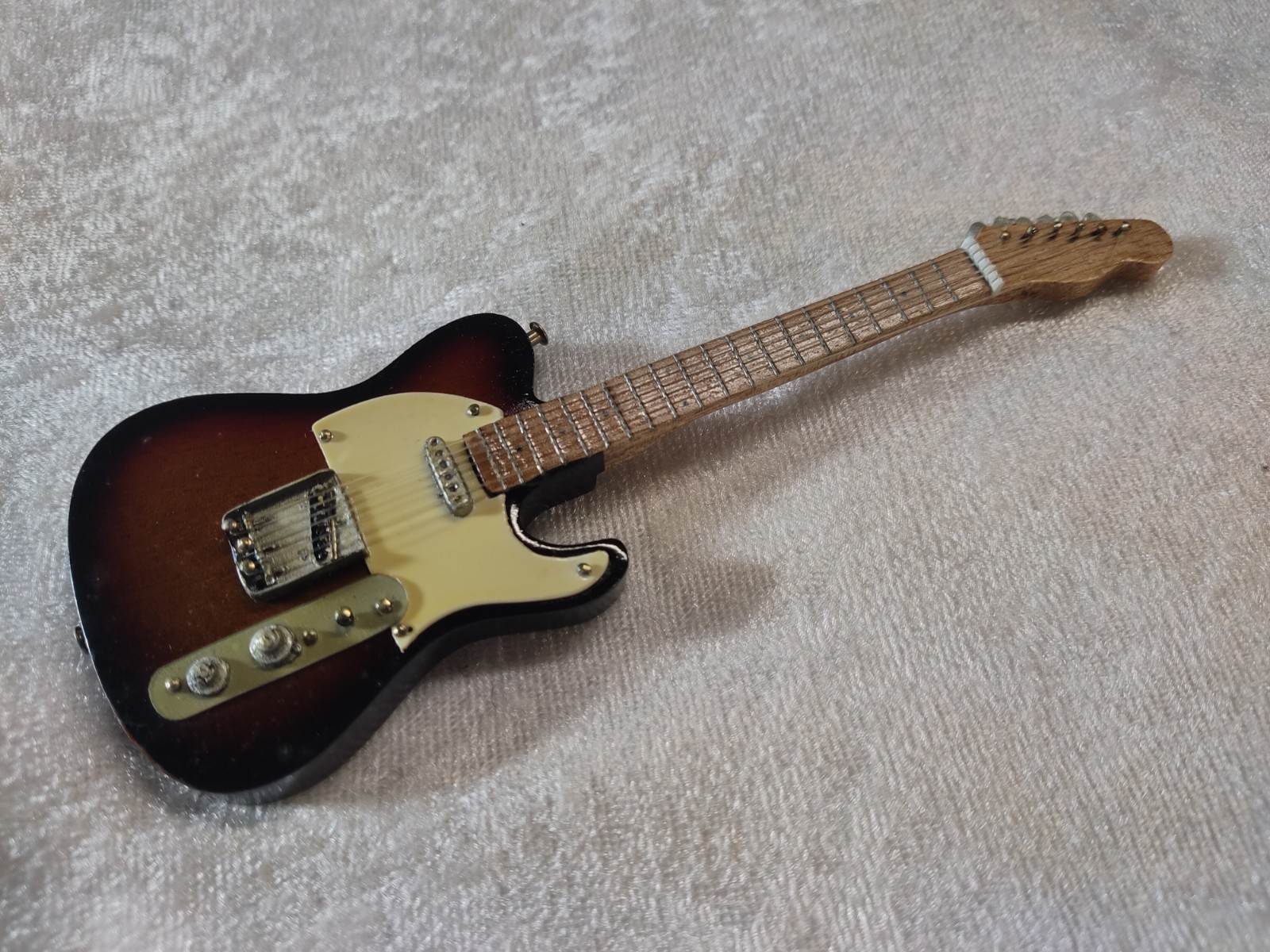 FENDER 1:6  MINI 15cm REPLICA 6\