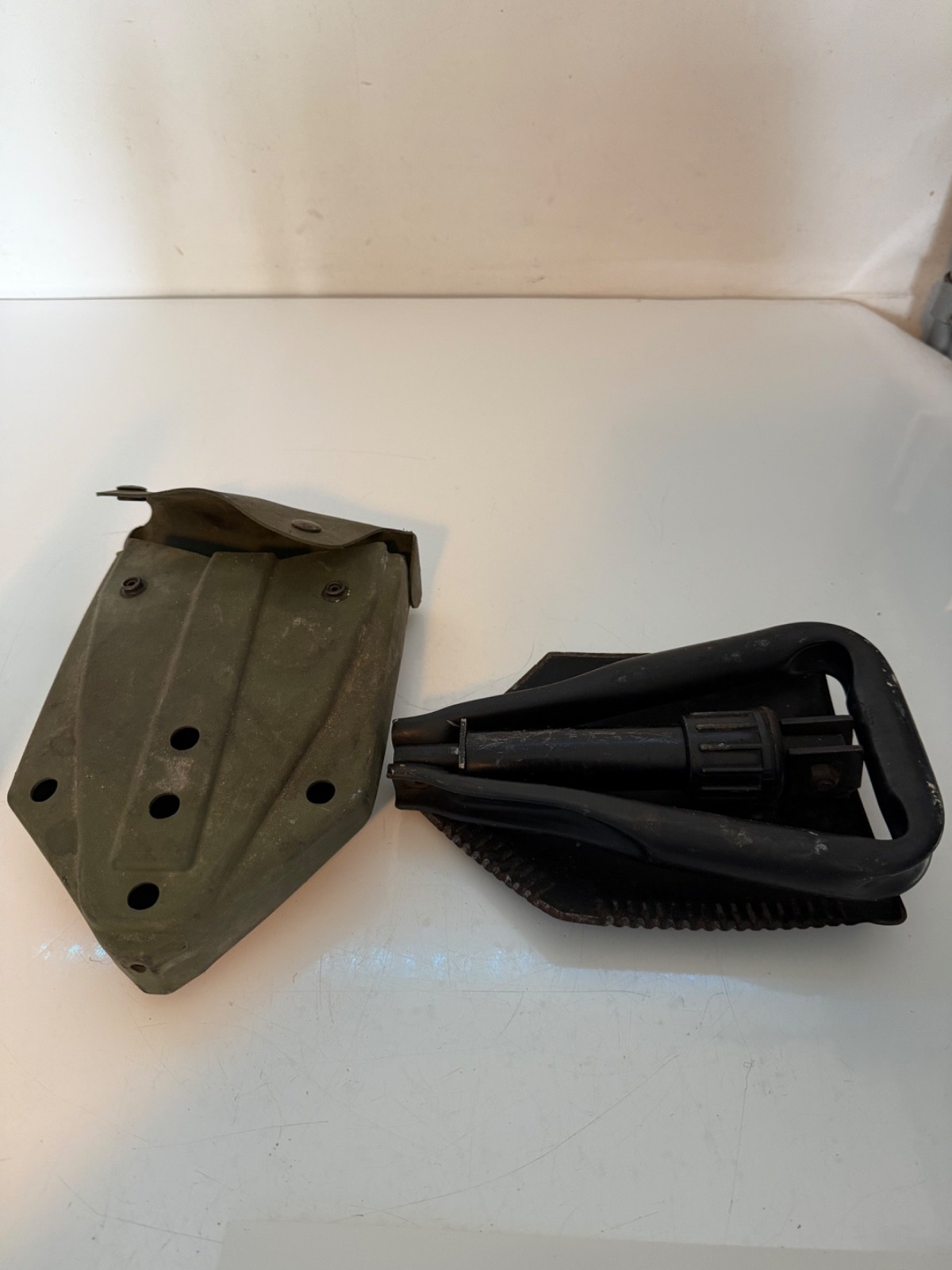 VINTAGE MILITARY AMES 75 TRI-FOLD FOLDING SHOVEL
