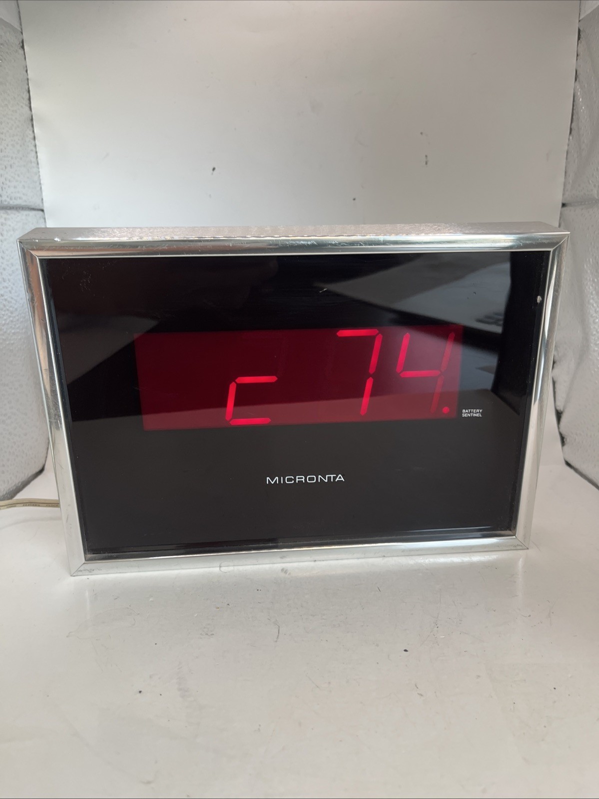 Vintage MICRONTA RED LED WALL / DESK CLOCK 12/24hr Tandy Corp 63-805 - WORKING