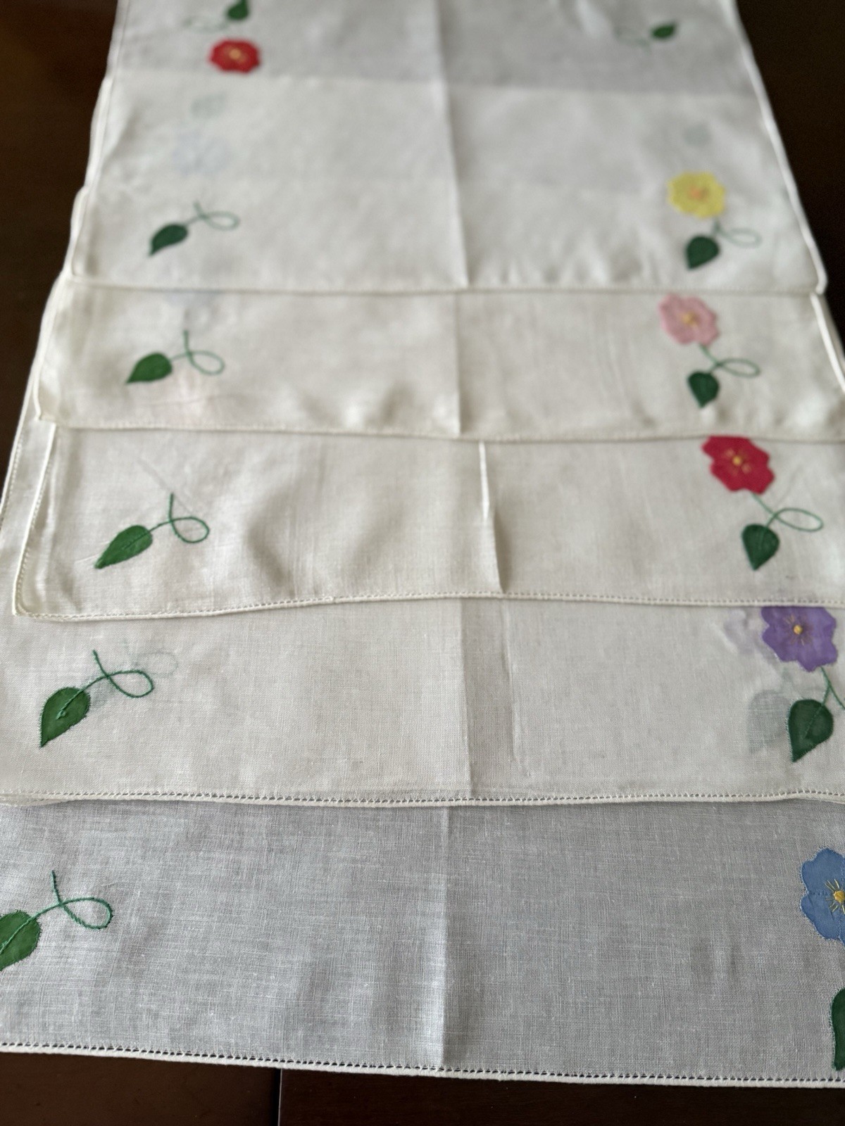 Beautiful VTG Placemats 6 @ 12” x 18” White Linen Placemats w/Appliquéd Flowers