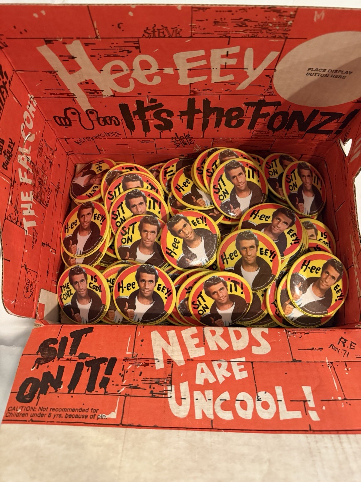 Vintage 1976 Happy Days The Fonz Fonzie 100 Buttons, In Display Box 🔥🔥