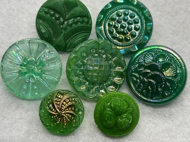 GORGEOUS GREEN ANTIQUE & VINTAGE BOHEMIAN GLASS BUTTONS