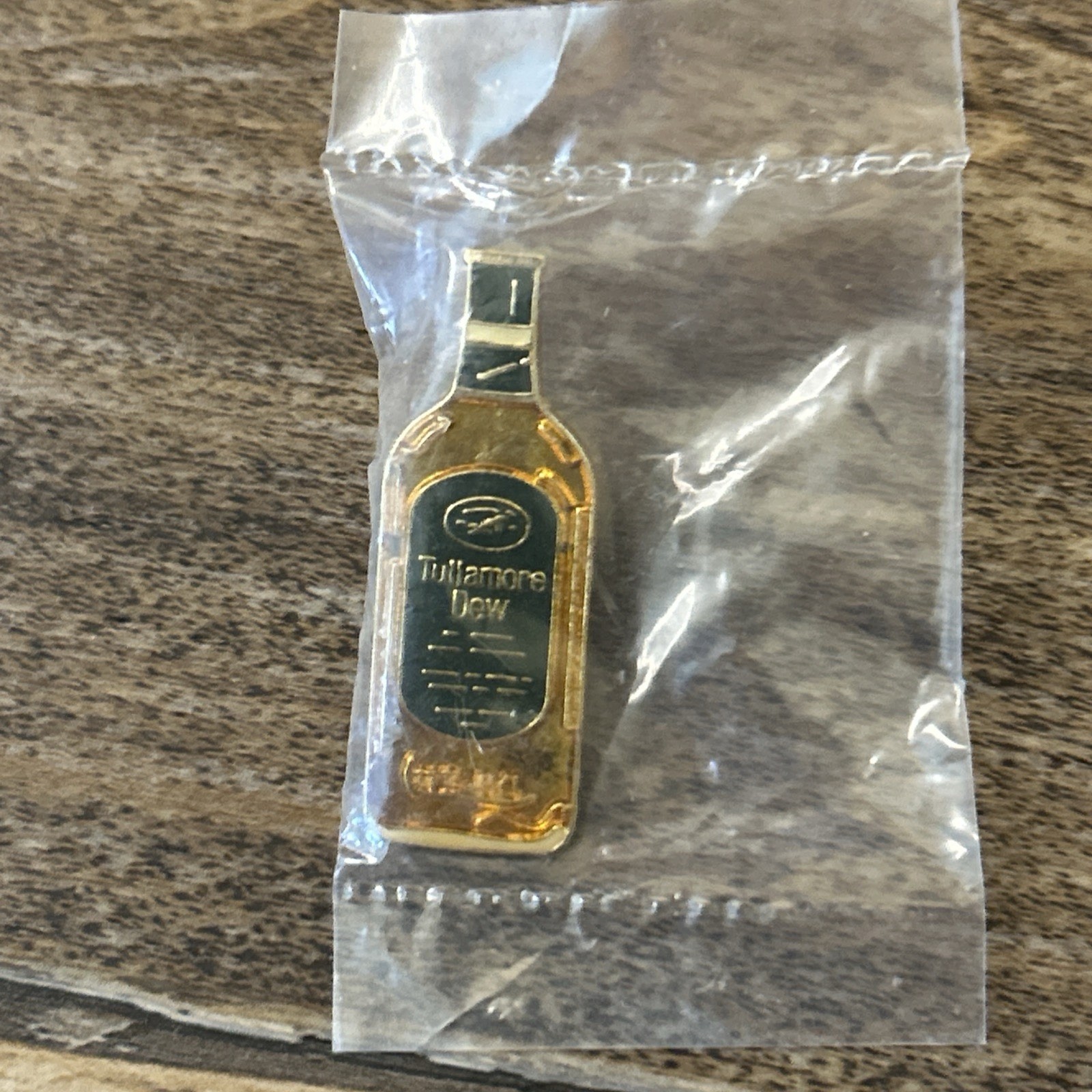 TULLAMORE D.E.W. Irish Whiskey Bottle Advertising Pin Gold and Green NOS