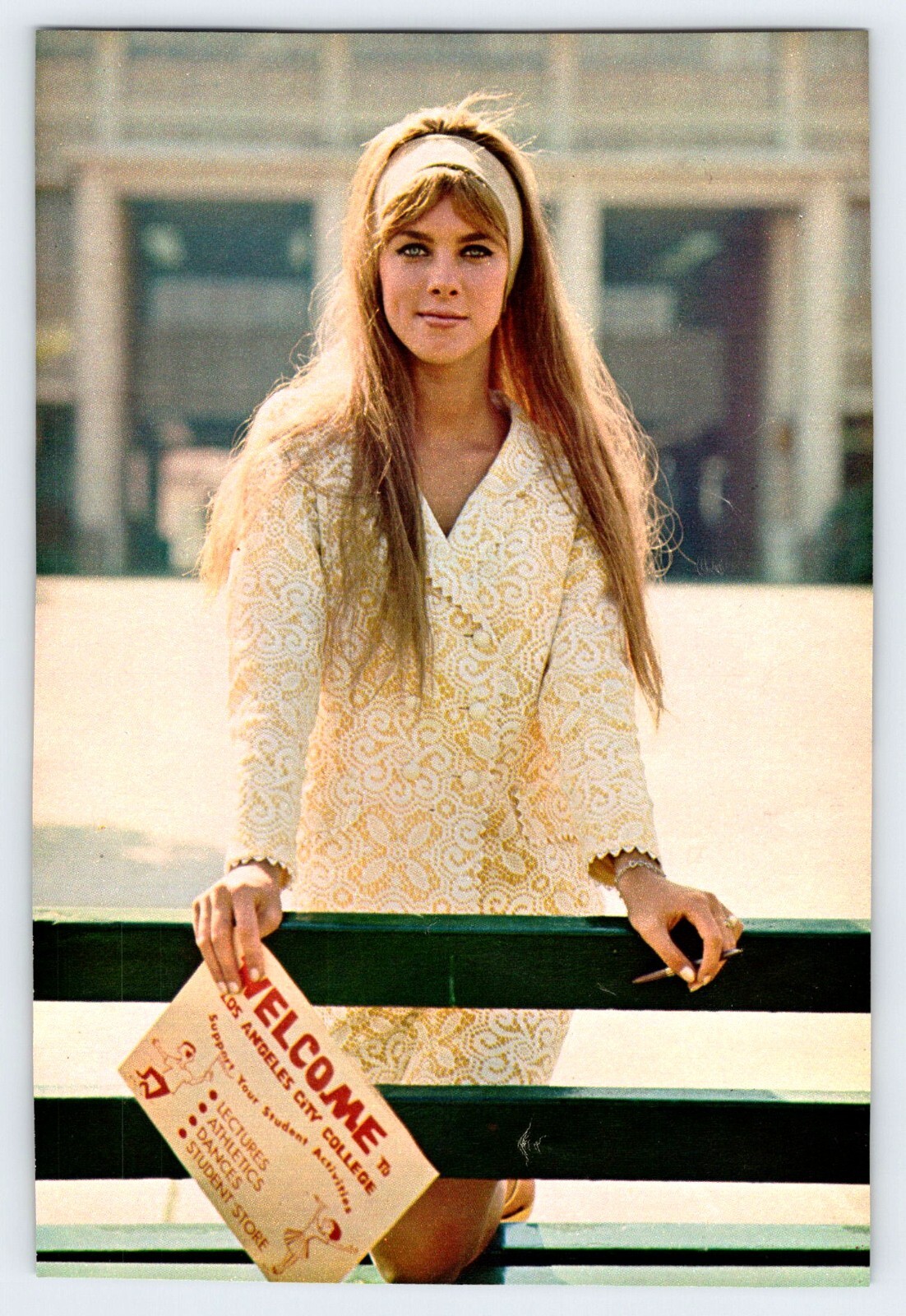 1969 YOUNG WOMAN L.A. CITY COLLEGE STUDENT 4.5