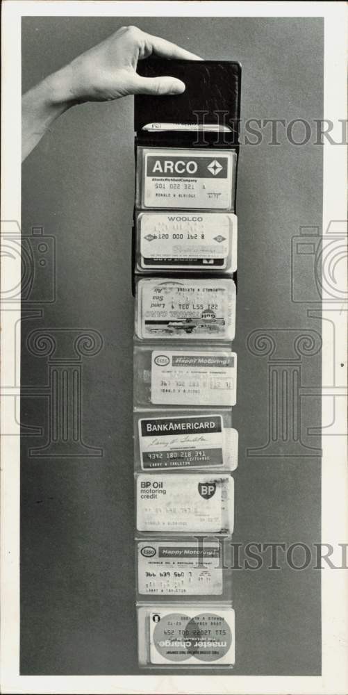 1971 Press Photo Wallet holds credit cards - lra68598