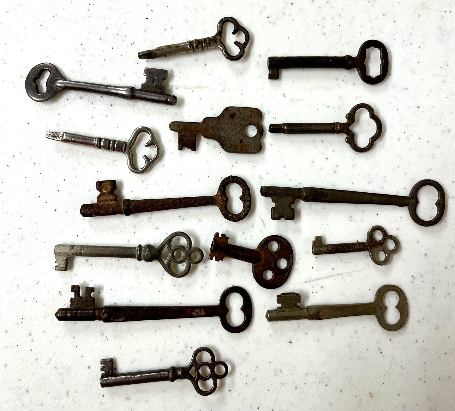 LOT OF 14 ANTIQUE VINTAGE SKELETON KEYS DOOR HOUSE TRUNK BANK FURNITURE
