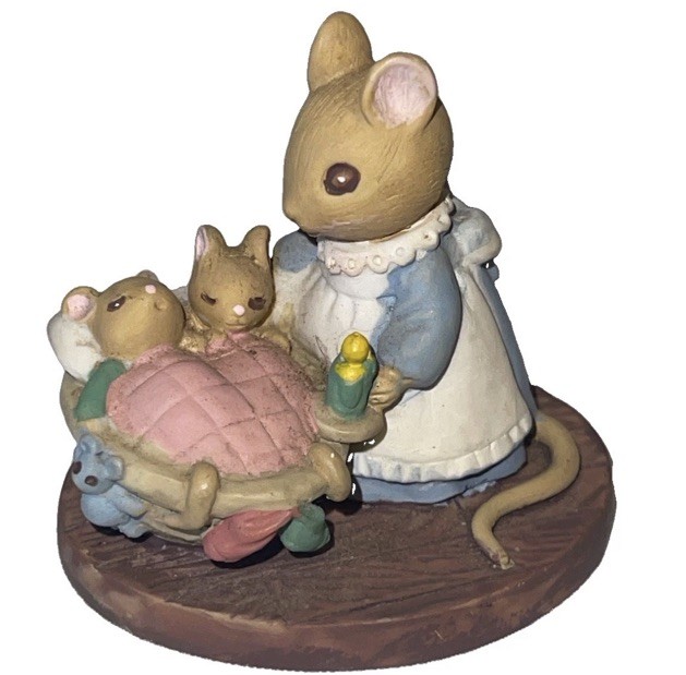 Vtg cute Forest Friends Figurine Avon ~ All Tucked In Mama Mouse & Mice Babies