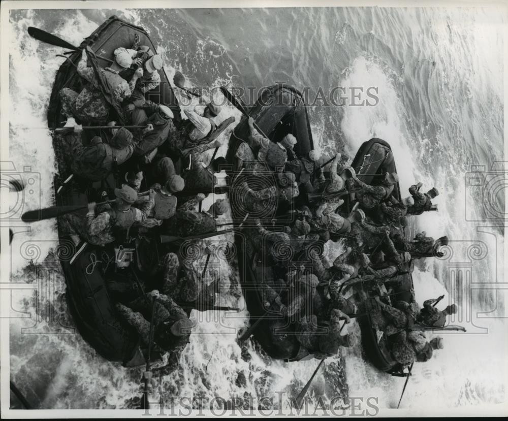 1955 Press Photo rubber boats are loaded with combat-ready Marines on maneuvers