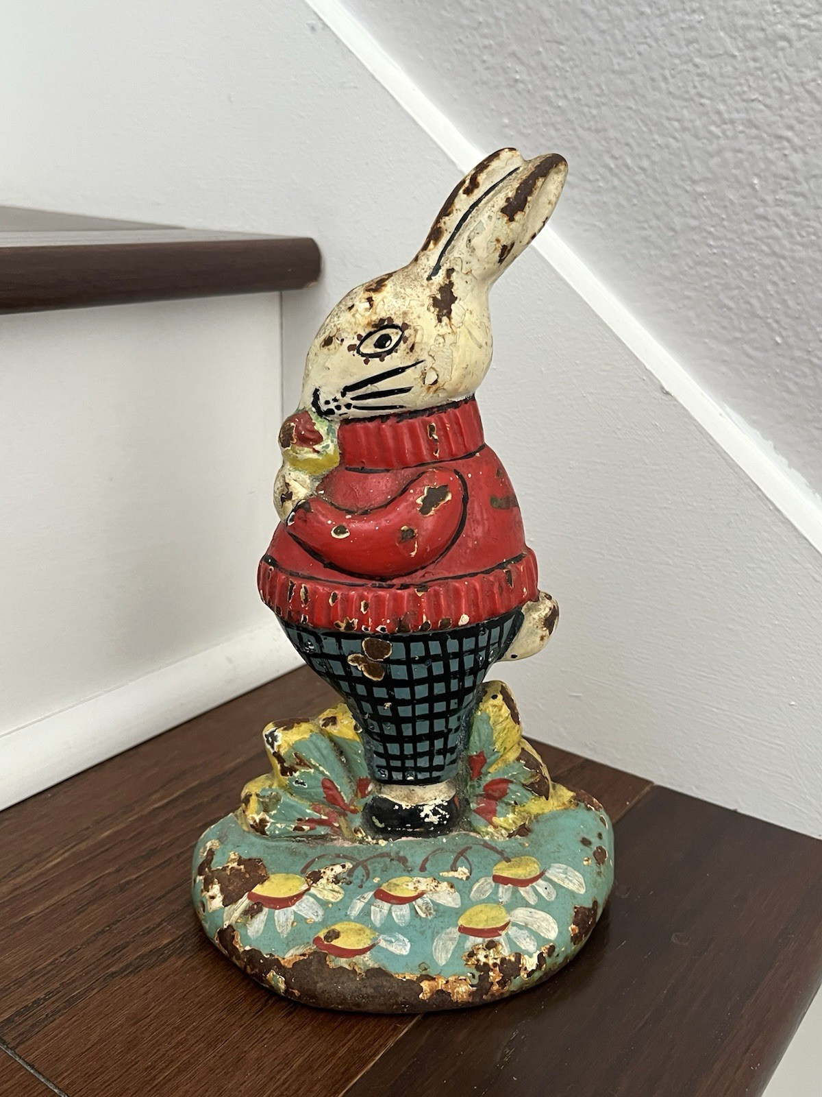 ANTIQUE VINTAGE c.1926 RABBIT IN SWEATER EATING CARROT DOORSTOP