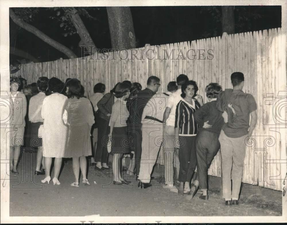1964 Press Photo Crowd peeks at Boston Arts Festival Concert in Public Gardens