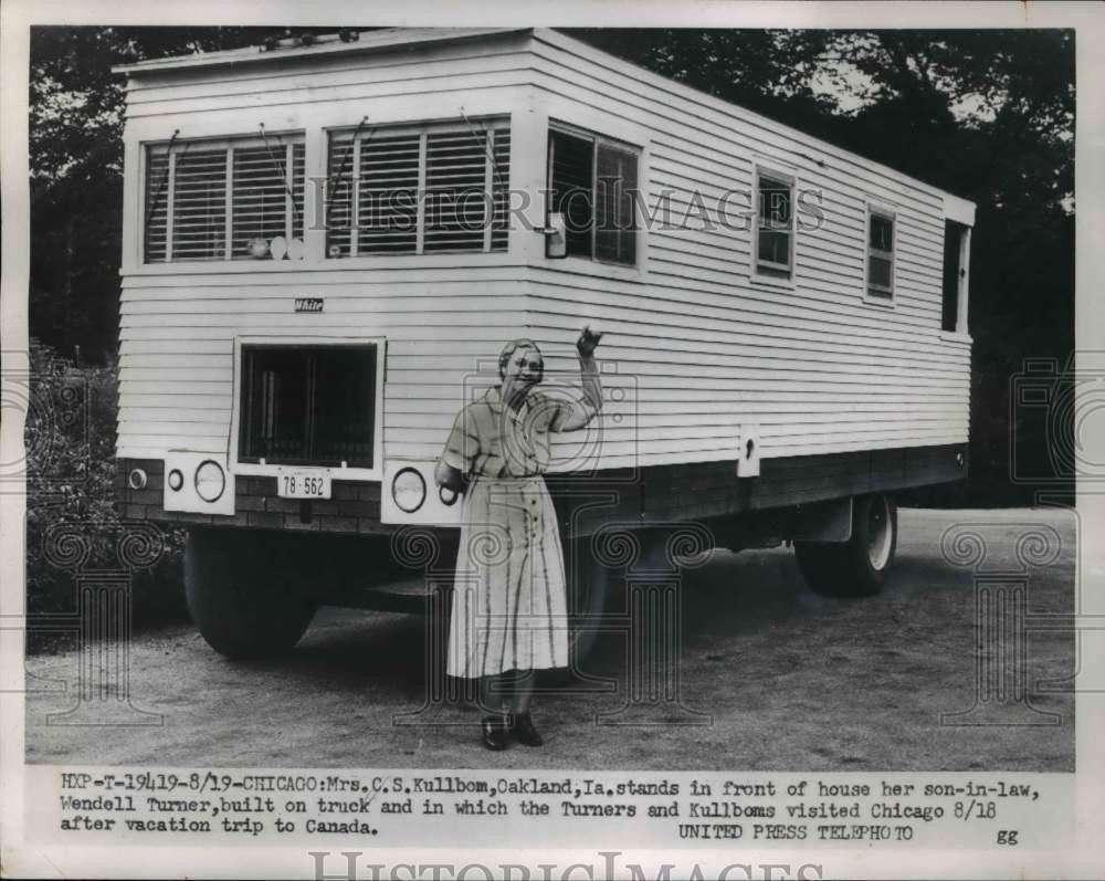 1953 Press Photo Mrs C S Kullbom In Front Of Her Trailer During Visit To Chicago