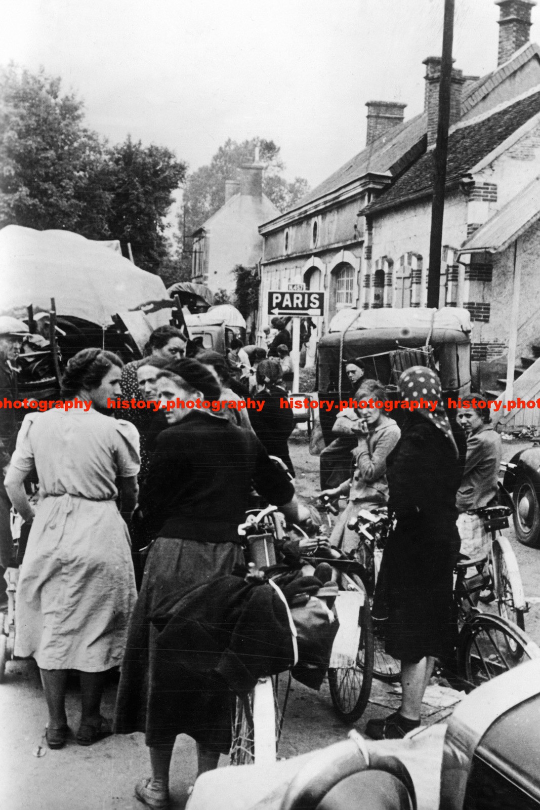 F018391 French refugees return to Auxerre Bourgogne France 1930s WW2