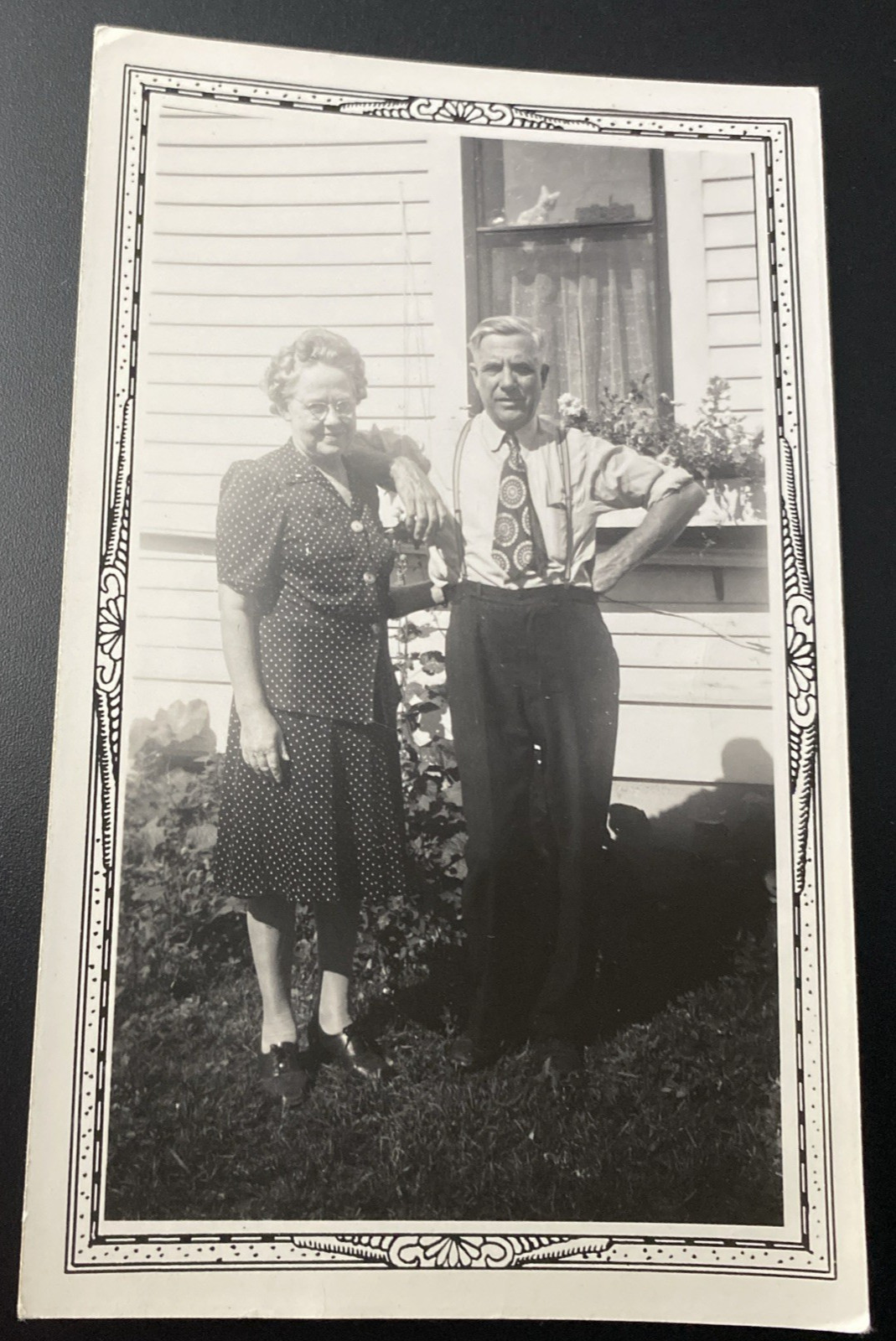 1930s Original Photograph Older Man & Woman Fashion Polkadot Cat Figurine P15v14