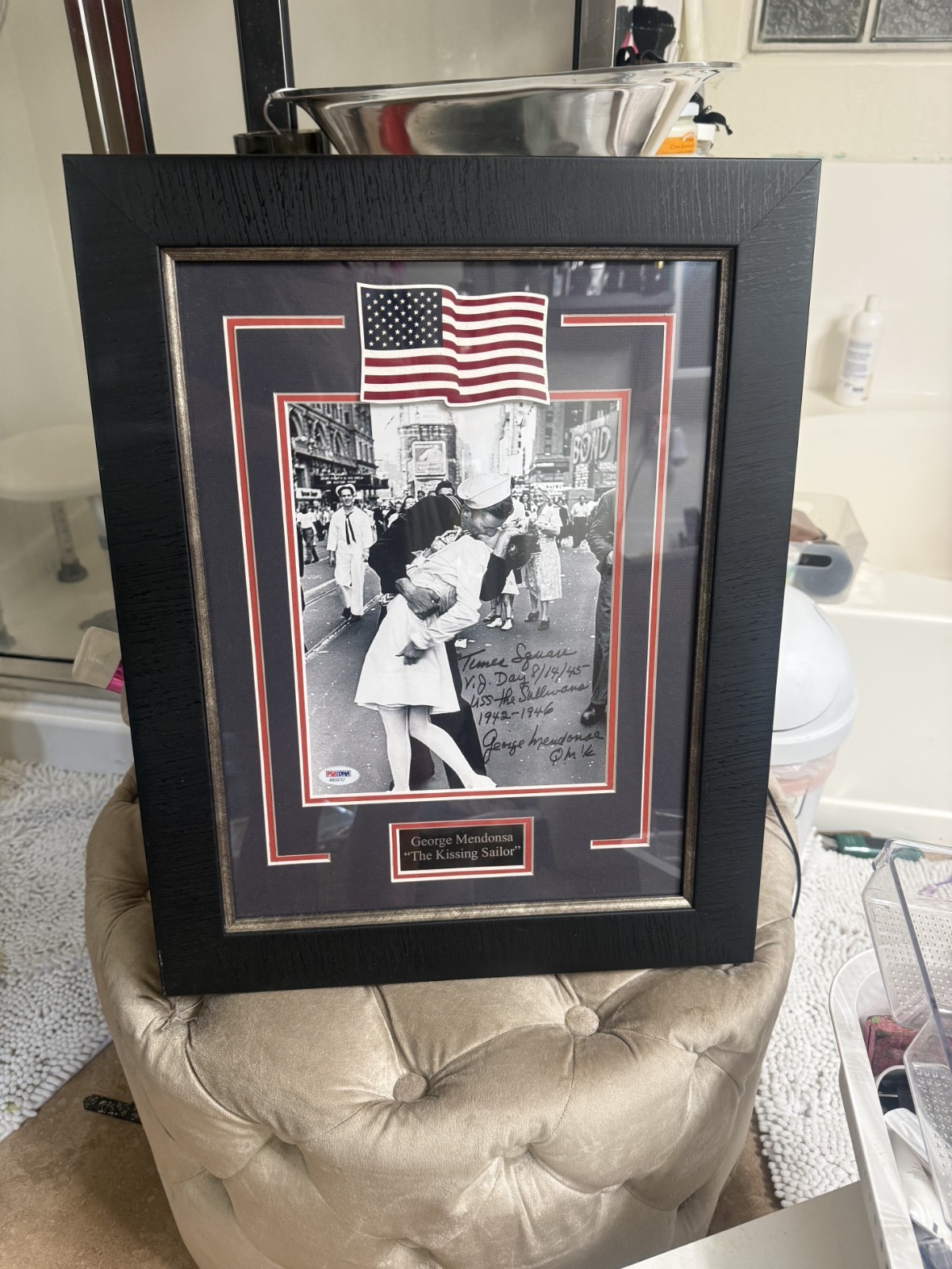 George Mendonsa REAL hand SIGNED Times Square Kiss V-J Day Photo, PSA Graded Num