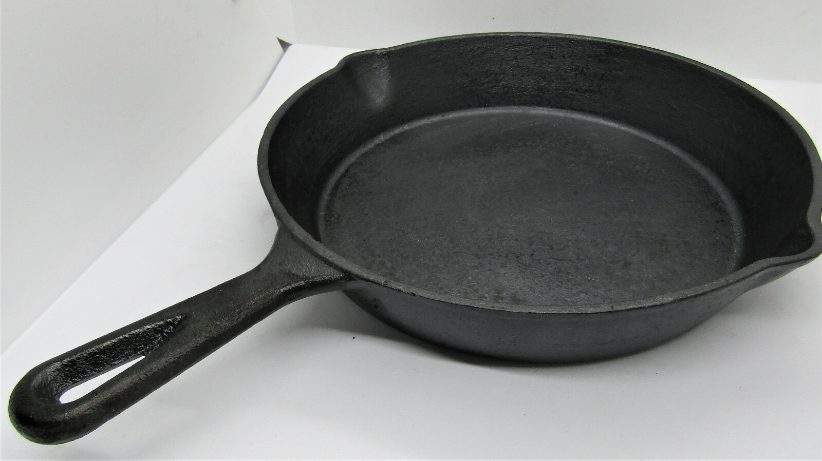 Hand cast pre-seasoned cast iron 10 Inch Skillet Fry Pan Made in china.