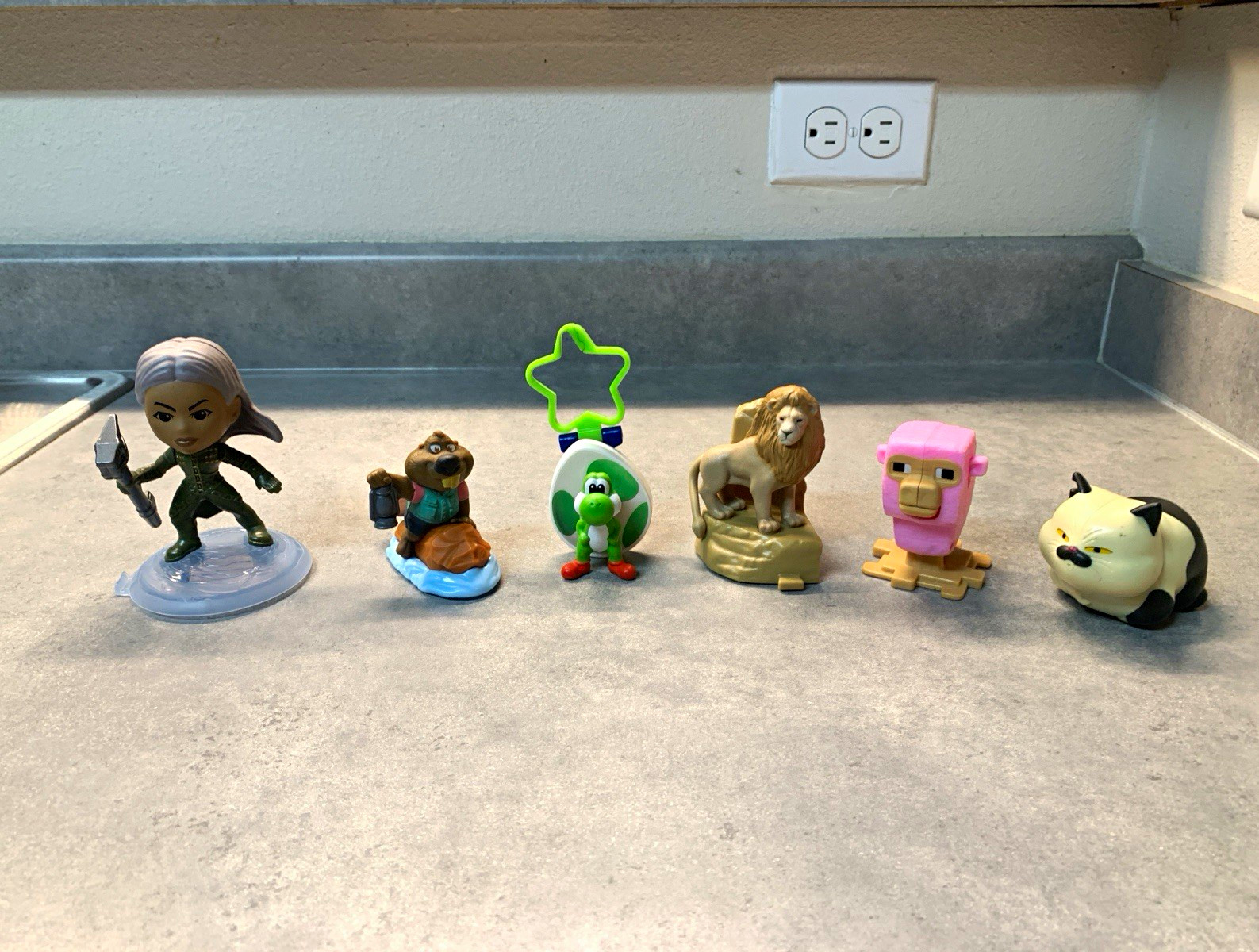 Yoshi Super Mario Keychain & 6-Pack Mini Plastic Multicolor Animal Figures