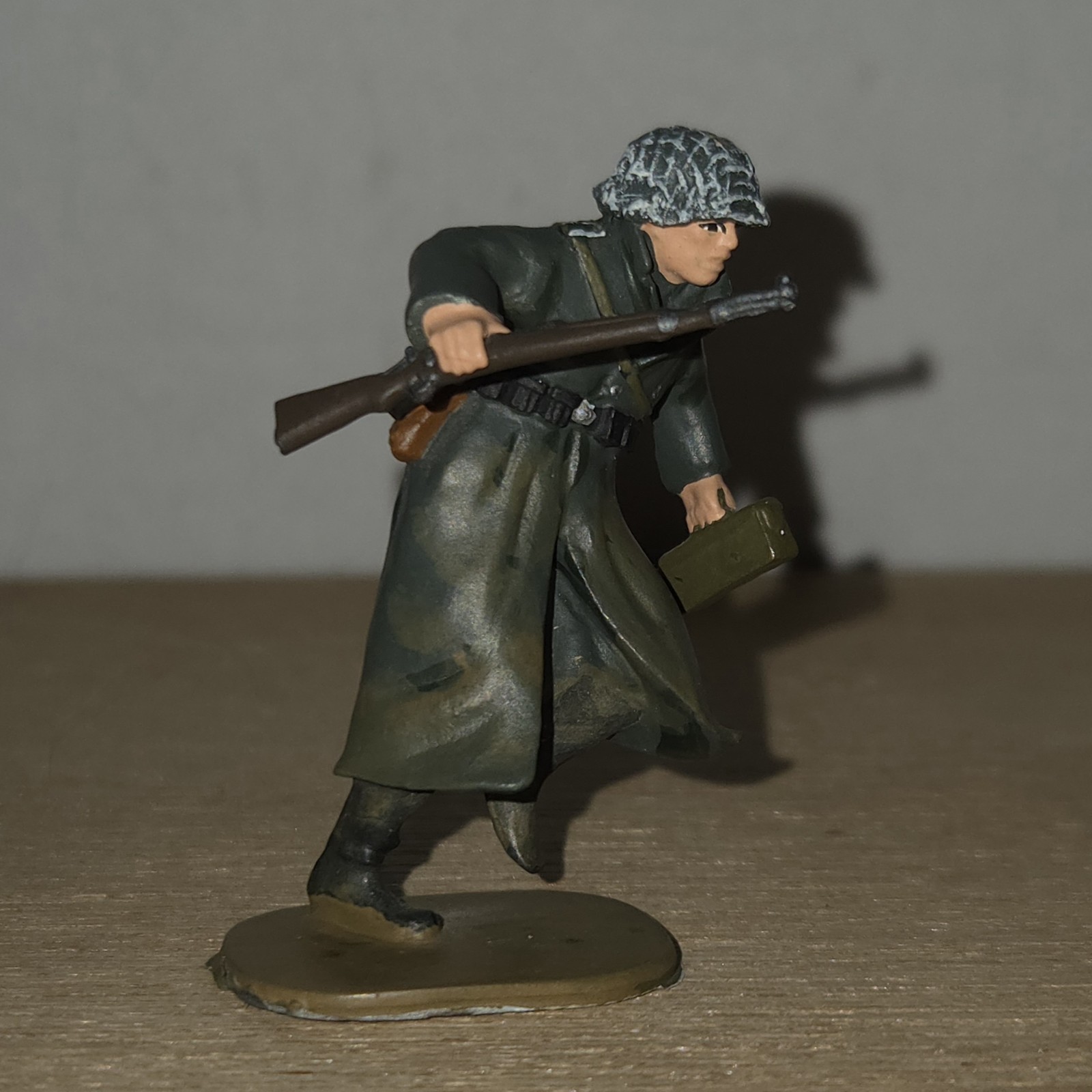 54mm WWII German Infantryman Running with Ammunition Box - Squadron/Rubin