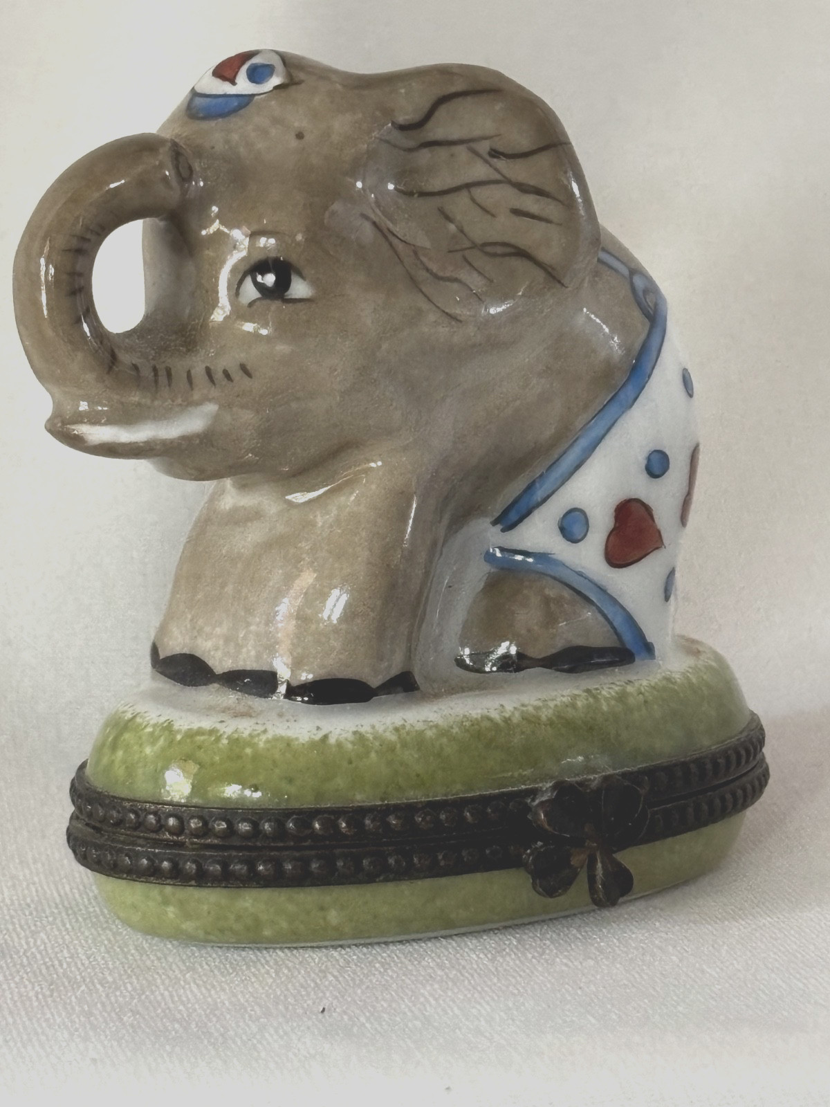 LIMOGES PEINT MAIN PORCELAIN HINGED ELEPHANT WITH HEARTS TRINKET BOX VINTAGE