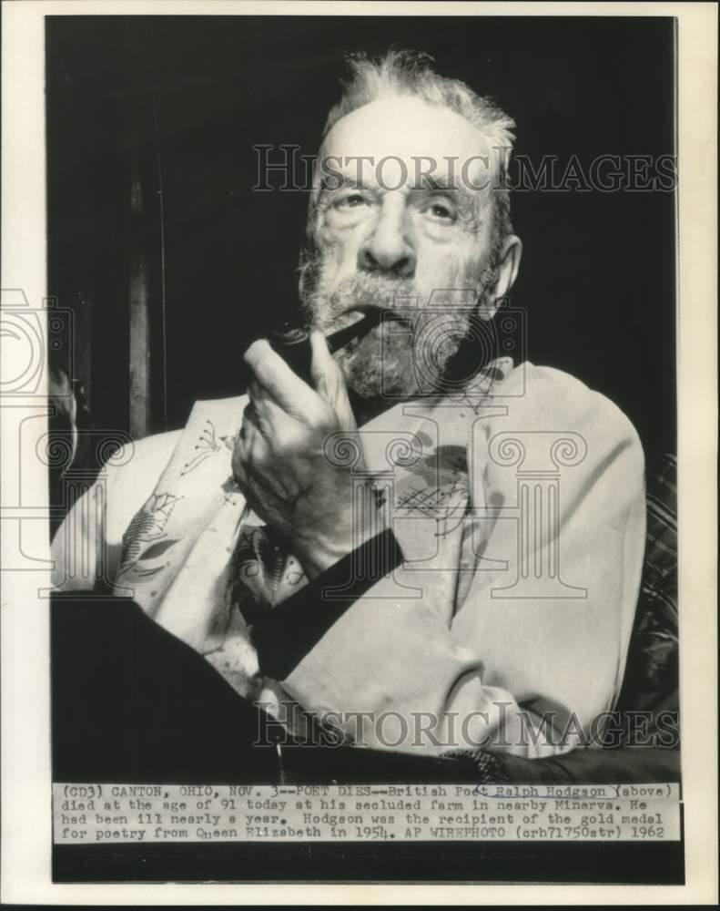 1962 Press Photo British poet Ralph Hodgson, gold medal from Queen Elizabeth