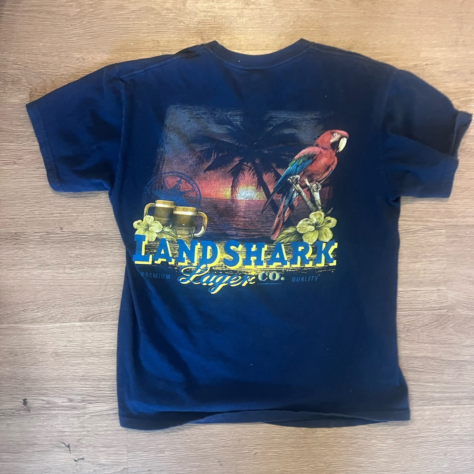 Vintage Jimmy Buffett Authentic LandShark Lager Parrot T-Shirt  graphic Size M