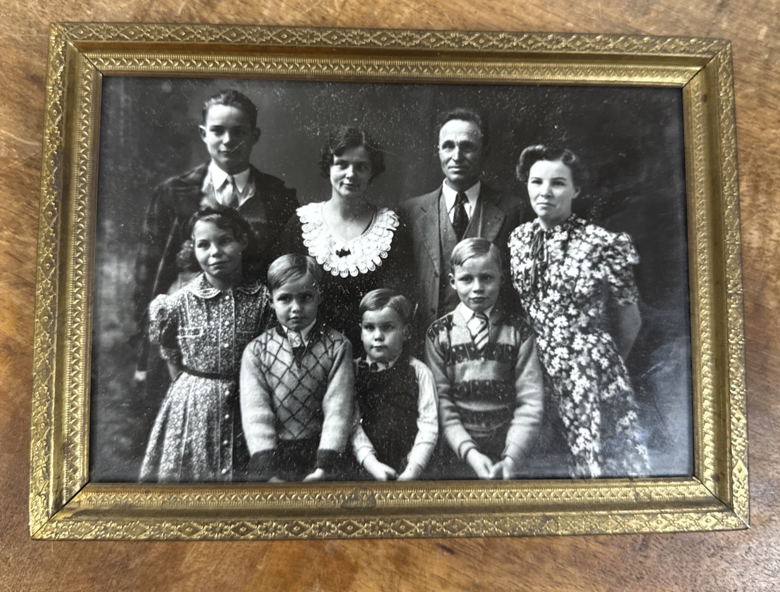 1939 Metal Gold Framed Black & White Family Picture Photo Home Decor 7”x5”