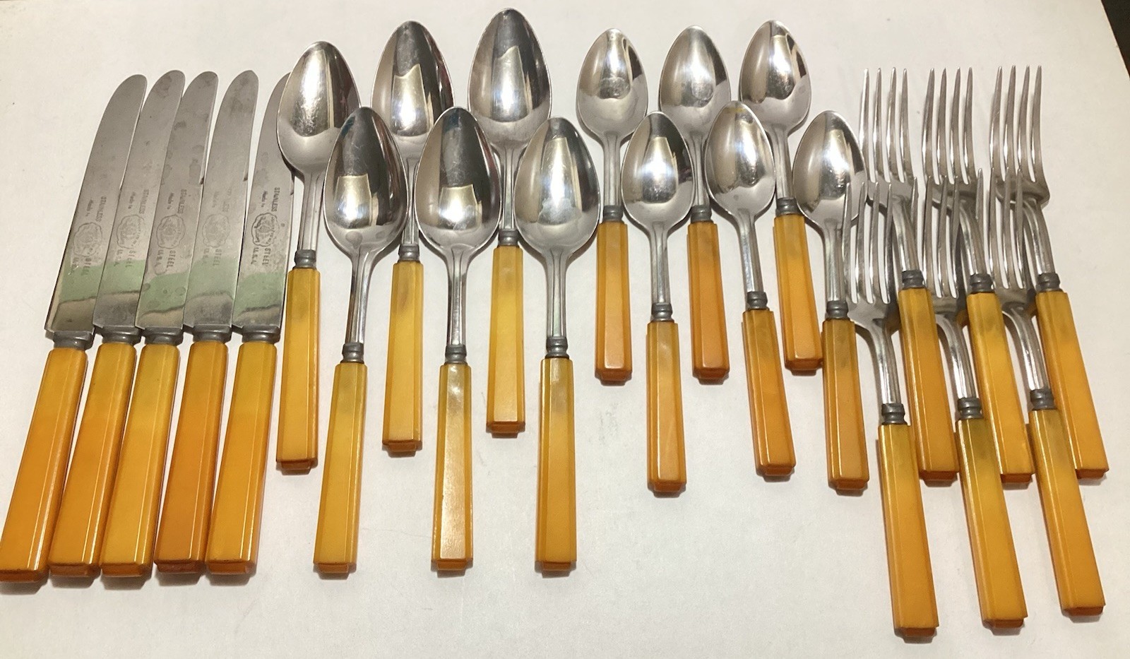 VTG MOLLY PITCHER Butterscotch Bakelite 23 Pc Stainless Steel Flatware Set