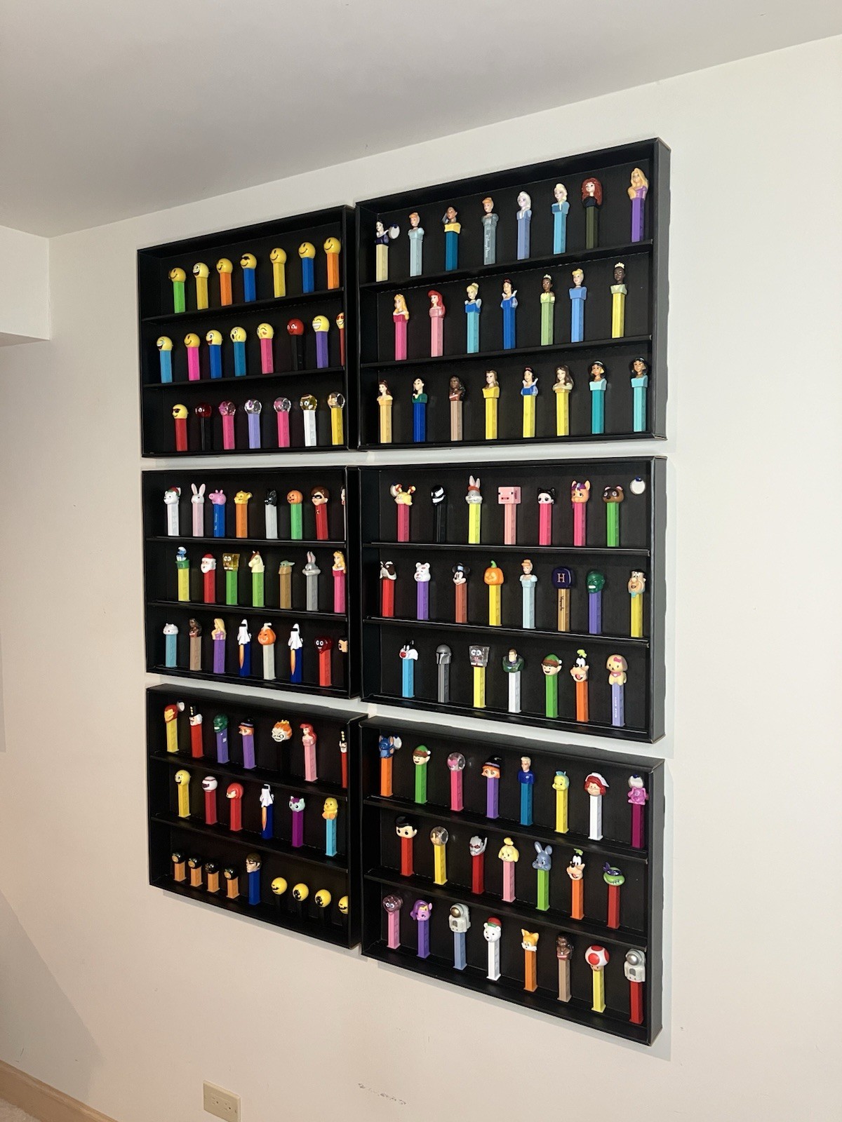 PEZ dispenser Display Case Kubbie with RAILS. SIX pack Black