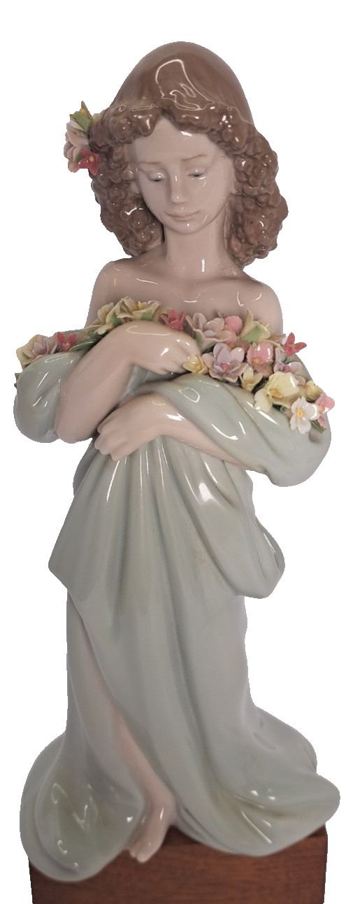 Lladro PETALS OF LOVE #6346 Retired Porcelain Figurine