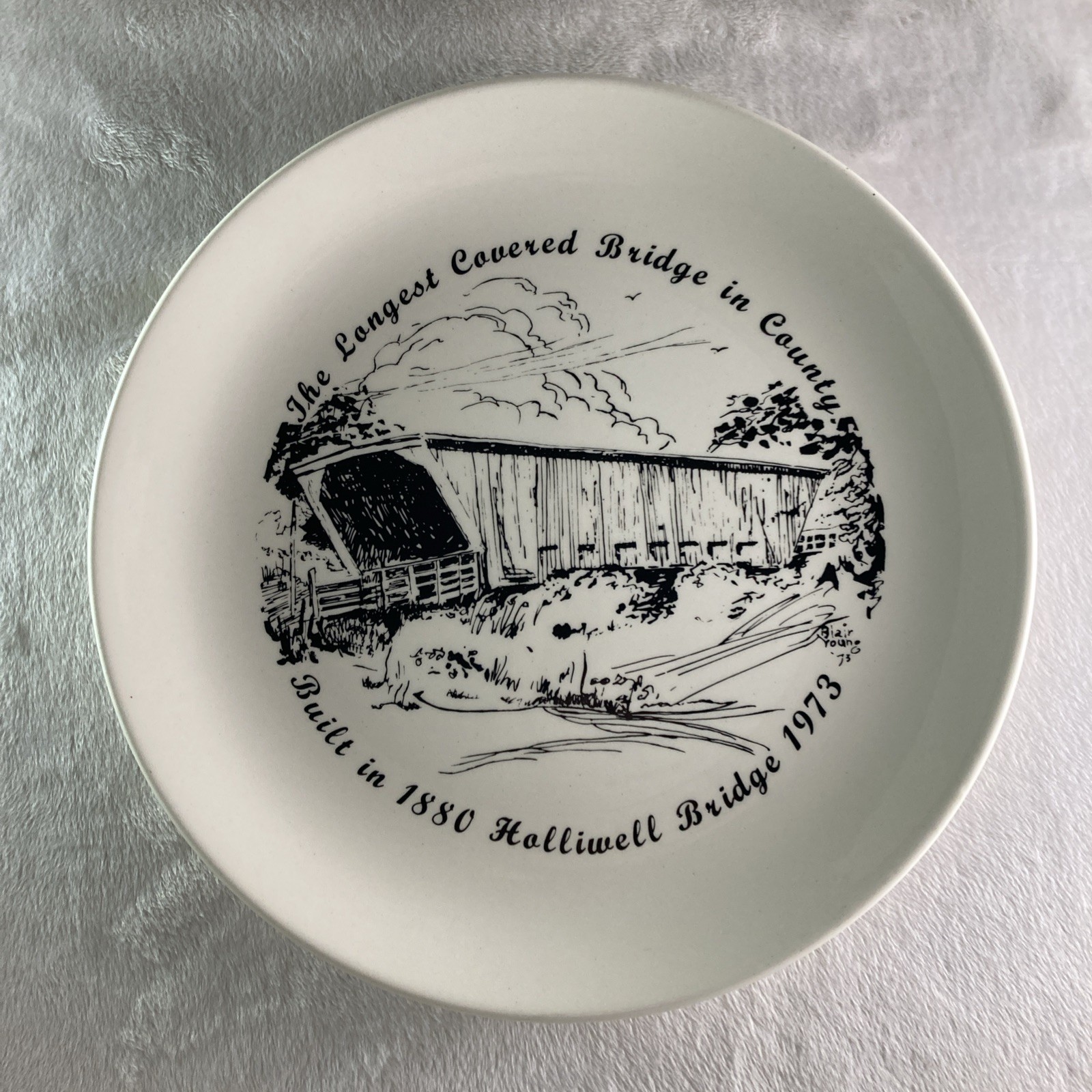 Vintage Souvenir Plate HOLLIWELL BRIDGE Longest Covered Bridge in Country Iowa