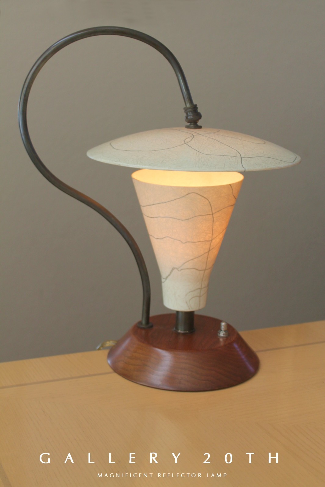 RARE VINTAGE MID CENTURY MODERN FIBERGLASS WOOD REFLECTOR TABLE LAMP 50S 60S