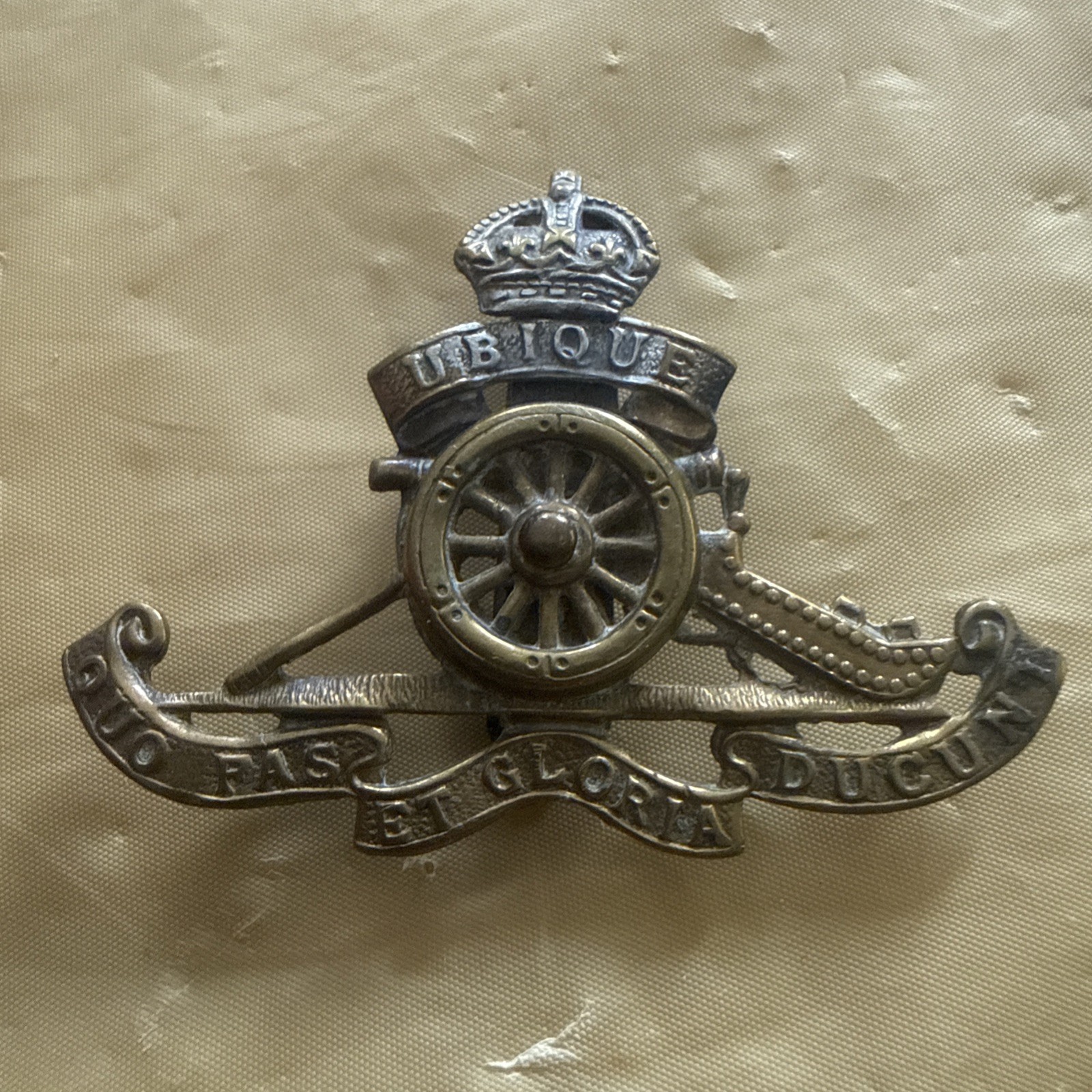 Bb349- Rare vintage Royal Artillery Corps cap badge with Unique Slider