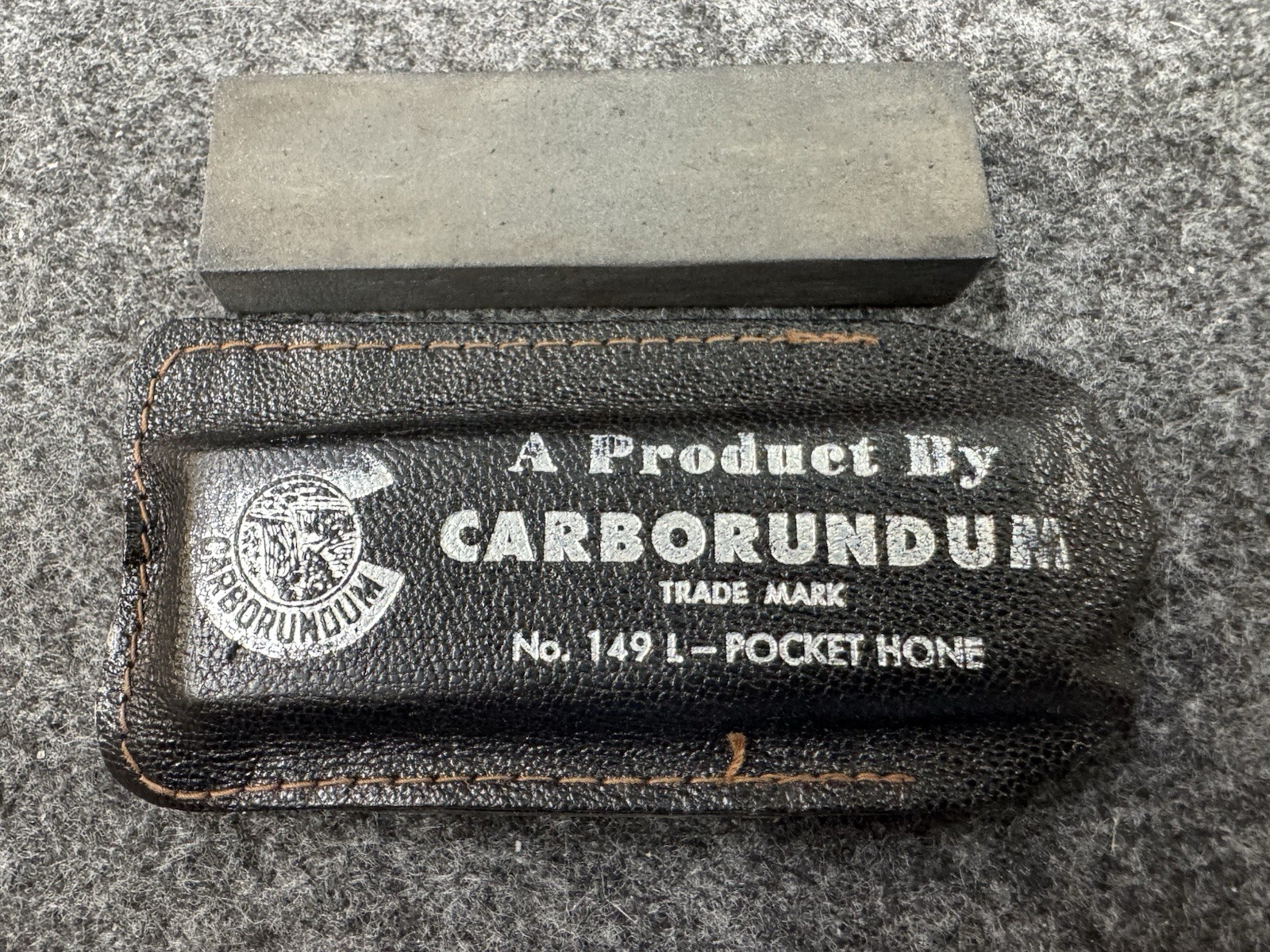 Vintage CARBORUNDUM Pocket Hone No. 149 L Knife Sharpening Stone w/ Leather Case