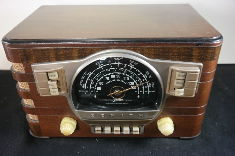 VINTAGE ZENITH 3 BAND WOOD TUBE RADIO ~ NICE