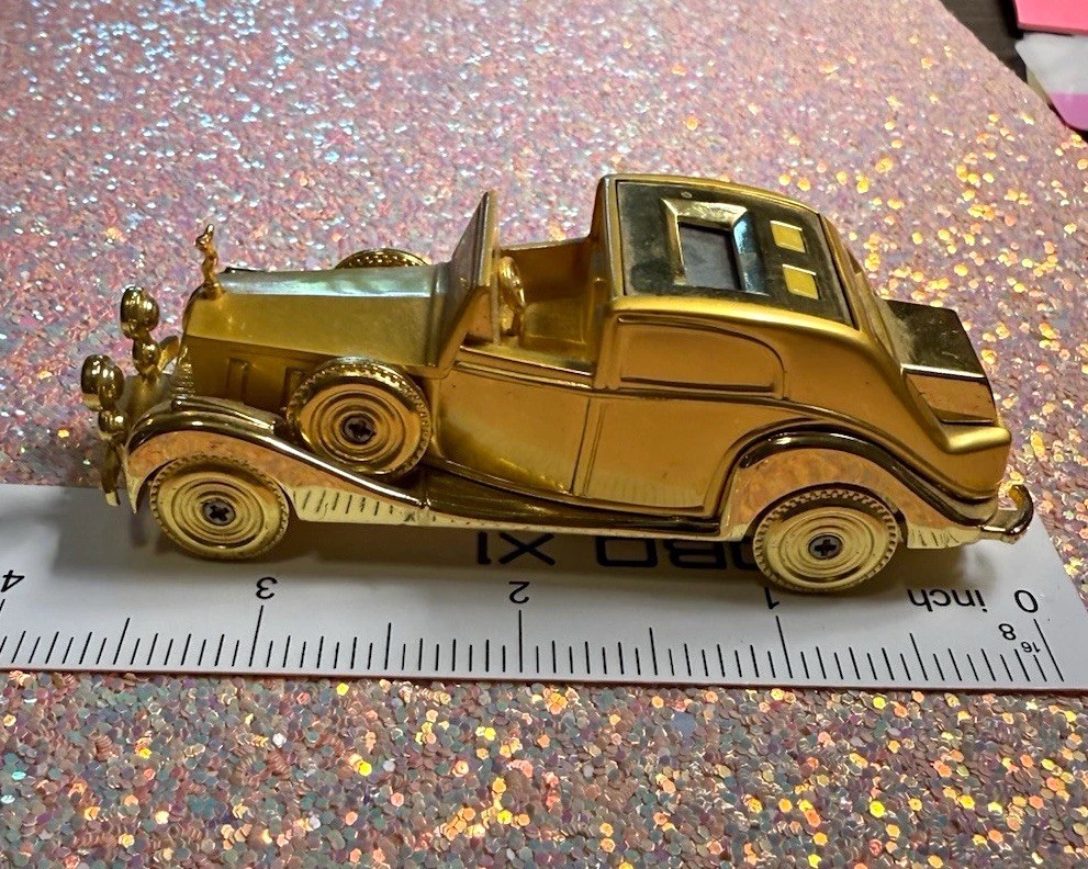 Gold Tone Vintage Car-Shaped Collectible Lighter, Vehicle Design