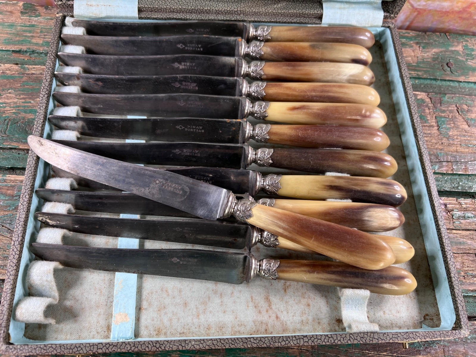 Set of 12 antique Pinay Fortias horn knives, 19th century, tableware