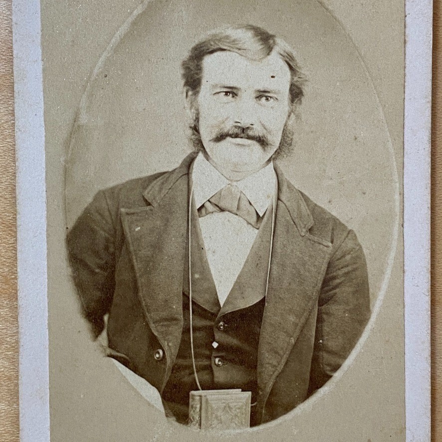 1870s CDV Carte-de-Viste Photo Rare Smiling Happy Gentleman & Bible