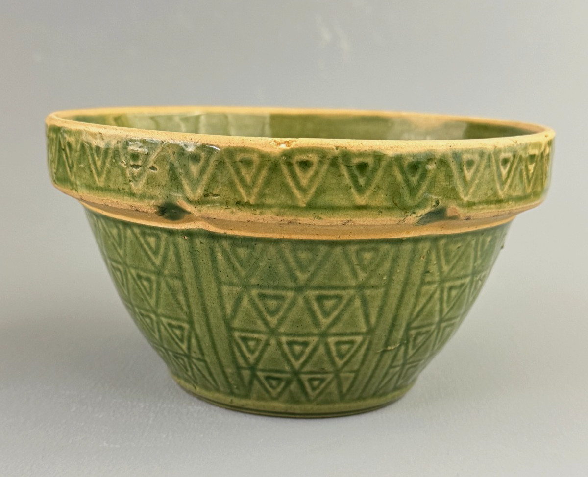 McCoy? USA Pottery Hearts & Triangles Green Glazed Yellowware Mixing Bowl 4x7''