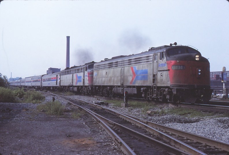 AMTRAK   404 E9+1   & TRAIN    @ ROCHESTER, NY 1977 35MM SLIDE