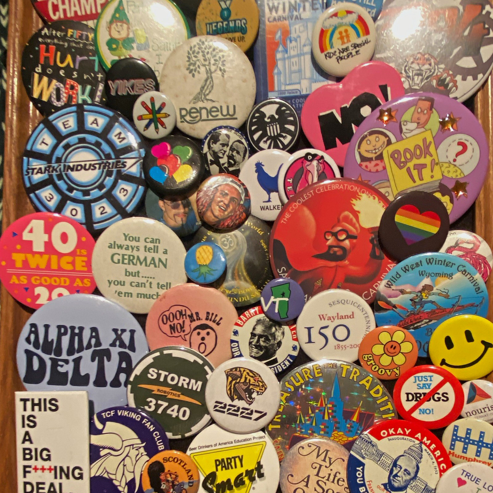 Mixed Lot Assorted Vintage Pinback Buttons/Badges DARE MN Twins Avengers EC
