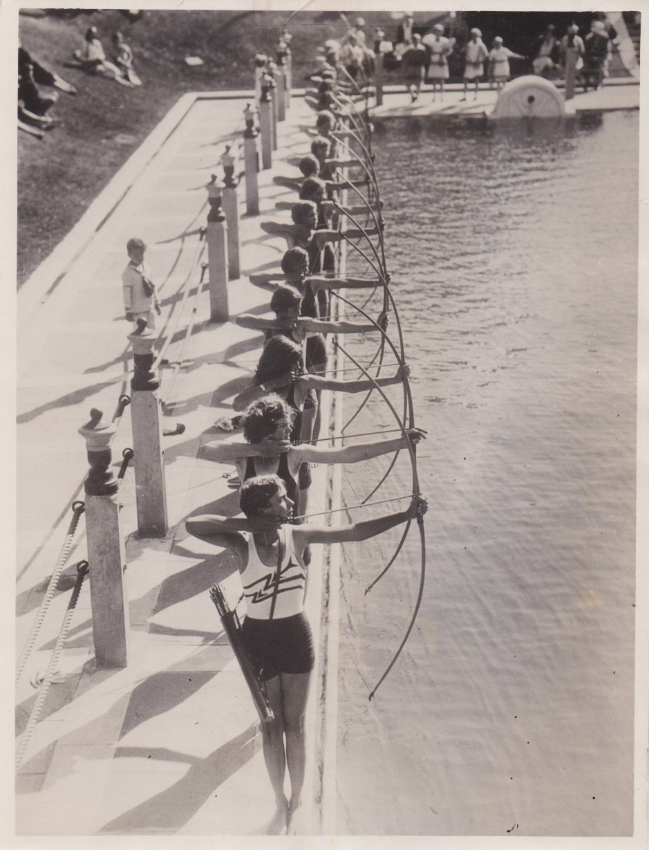 1930 Press Photo Bathing Beauties Shoot Archery at the Del Monte Roman Plunge